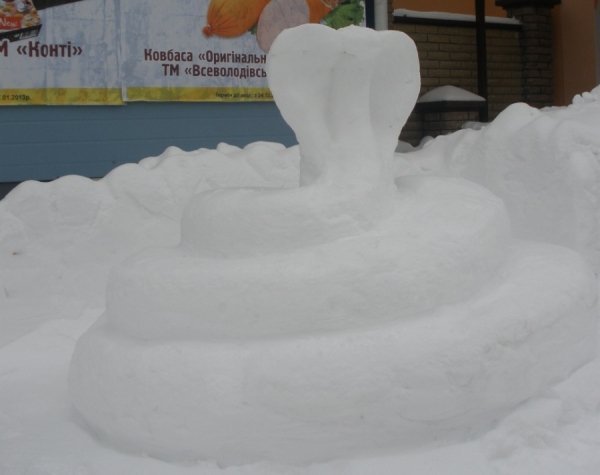 У Луцьку зі снігу зліпили казкове містечко. ФОТО   